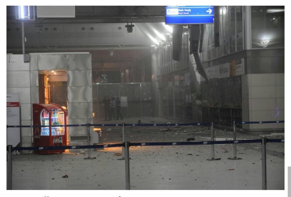 El aeropuerto de Ataturk tras las explosiones. Vacío y con serios daños (Reuters).