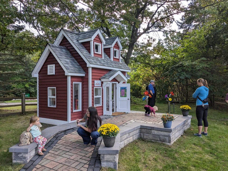 The Brighton District Library completed its outdoor renovation last fall and celebrated with a ribbon-cutting ceremony.