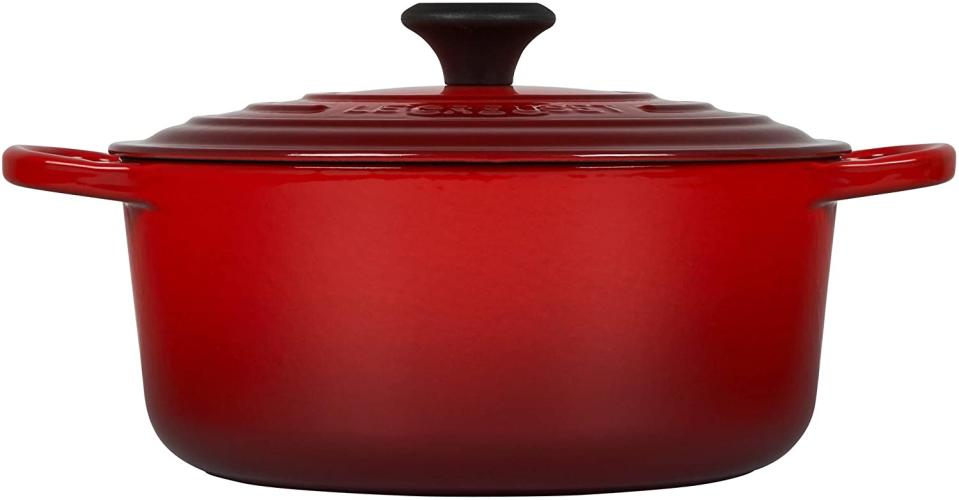 le creuset enameled cast iron signature round dutch oven