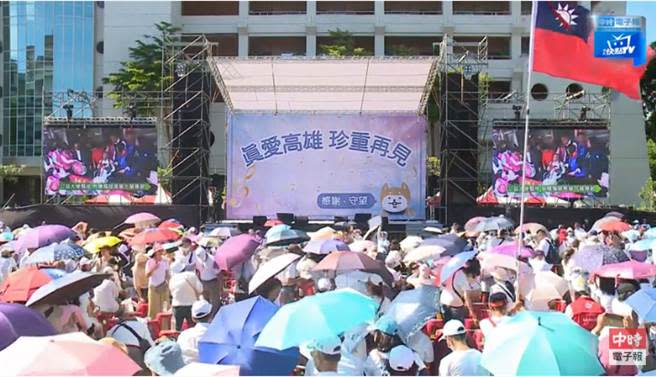 韓國瑜今日最後一天上班，支持者穿白衣送別。