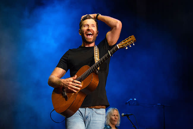 brett-eldredge-performing