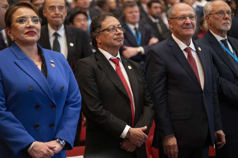 La presidenta de Honduras, Xiomara Castro, a la izquierda, el presidente de Colombia, Gustavo Petro, en el centro, y el vicepresidente de Brasil, Geraldo Alckmin, asisten a la ceremonia de investidura del presidente electo de Guatemala Bernardo Arévalo en el centro cultural Miguel Ángel Asturias en Ciudad de Guatemala, el domingo 14 de enero de 2024. (AP Foto/Moisés Castillo)