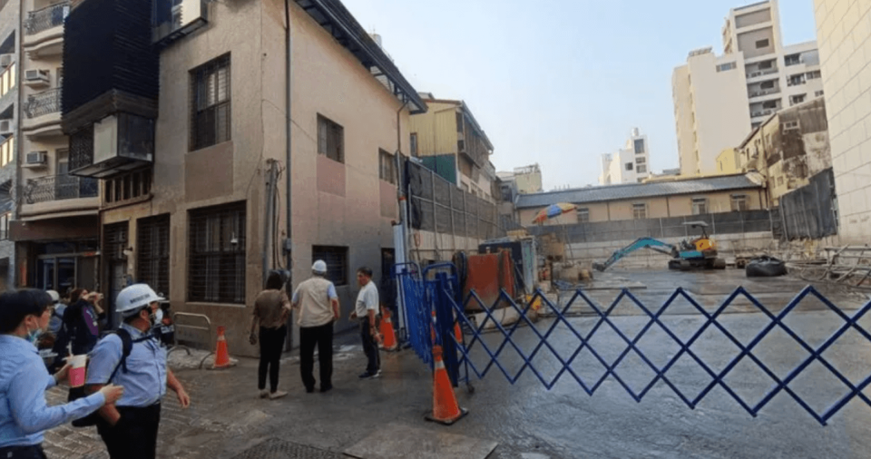 台南市北區北華街某建築工地地下開挖，造成鄰近住宅傾斜。（台南市工務局提供）