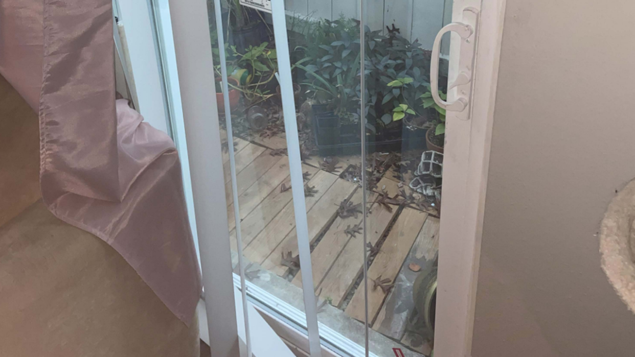 <div>M.K. provided a picture of the broken sliding door.</div>