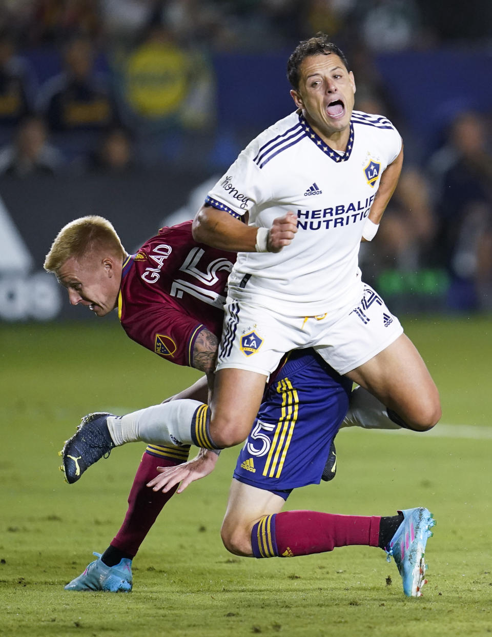 El delantero del Galaxy de Los Ángeles Javier Hernández (14) y el zaguero del Real Salt Lake Justen Glad (15) durante el primer tiempo del partido de la MLS en Carson, California, el 1 de octubre de 2022. (AP Foto/Ashley Landis)