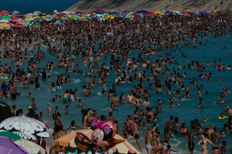 Los cariocas buscan refrescarse en la playa Macumba, en la zona oeste de Río de Janeiro. (Tercio Teixeira / AFP)