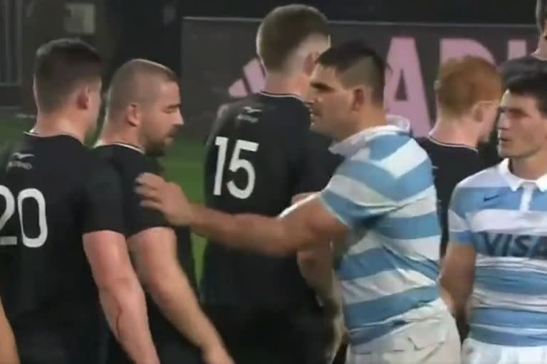 Pablo Matera le da un empellón a Coles, durante el saludo post partido entre los Pumas y los All Blacks