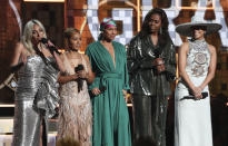 Lady Gaga, Jada Pinkett Smith, Alicia Keys, Michelle Obama y Jennifer López, de izquierda a derecha, hablan en la ceremonia de los premios Grammy el domingo 10 de febrero del 2019 en Los Angeles. (Foto por Matt Sayles/Invision/AP)