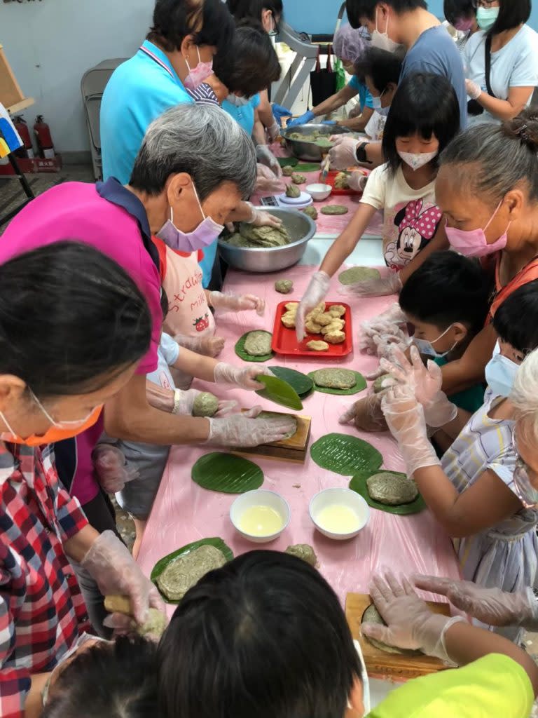 安定區以米為主角，由長輩傳承好手藝給新一代。（記者張淑娟攝）