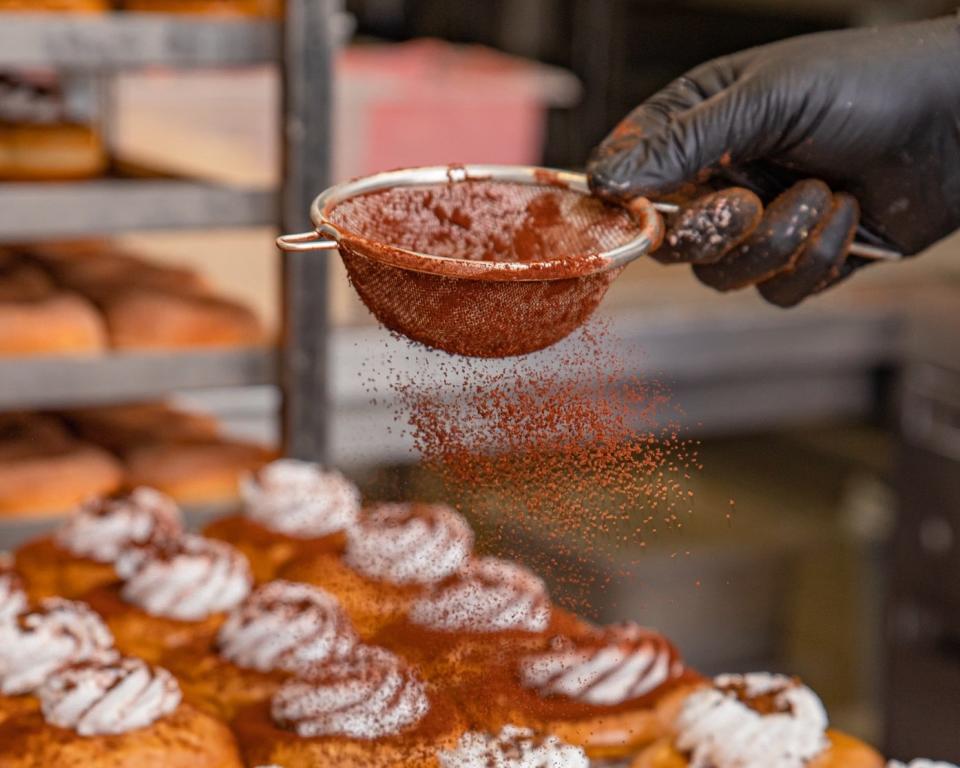 Donuts galore: Die fertigen Kringel werden tagesfrisch an die Filialen ausgliefert. Laut den beiden Gründern ist ein Großteil der Fahrzeugflotte elektrisch. - Copyright: Nadine Kunath/Brammibal's Donuts