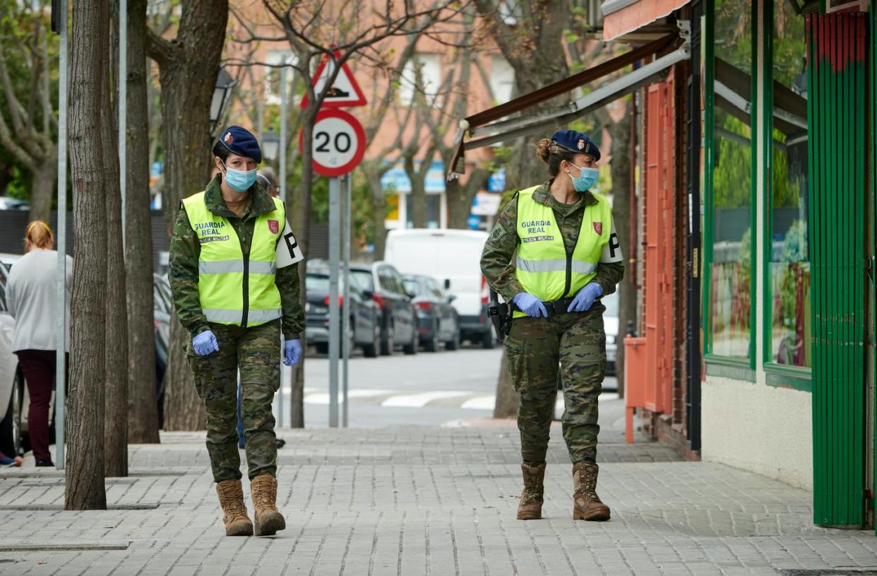 <span class="caption">Efectivos de la Guardia Real patrullan las calles de Brunete (Madrid) el 16 de abril de 2020, durante el estado de alarma decretado por el Gobierno de España desde un mes antes. </span> <span class="attribution"><a class="link " href="https://www.shutterstock.com/es/image-photo/brunete-madrid-april-16-2020-women-1705760698" rel="nofollow noopener" target="_blank" data-ylk="slk:Shutterstock / EfectoDron;elm:context_link;itc:0;sec:content-canvas">Shutterstock / EfectoDron</a></span>