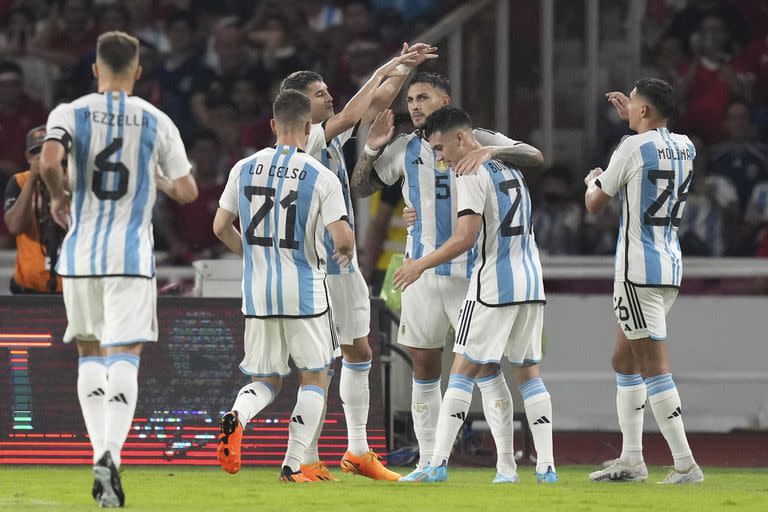 Paredes recibe el saludo de sus compañeros tras el golazo