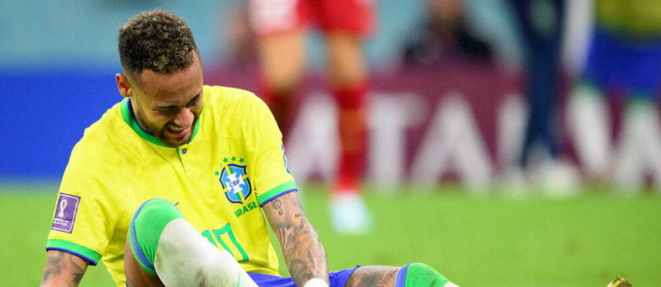 Neymar s'est blessé lors de la victoire du Brésil contre la Serbie (2-0), ce jeudi.  - Credit:LAURENT GILLIERON / KEYSTONE / EPA