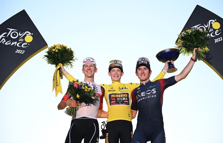 El podio final del Tour de France: el ganador, Jonas Vingegaard (centro); el segundo Tadej Pogacar (izq); y el tercero, Geraint Thomas (derecha)
