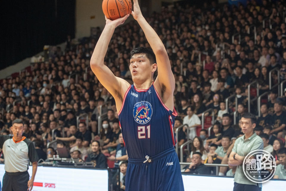 The home team became more and more courageous in the second quarter, even Liu Chuanxing hit an outside shot.