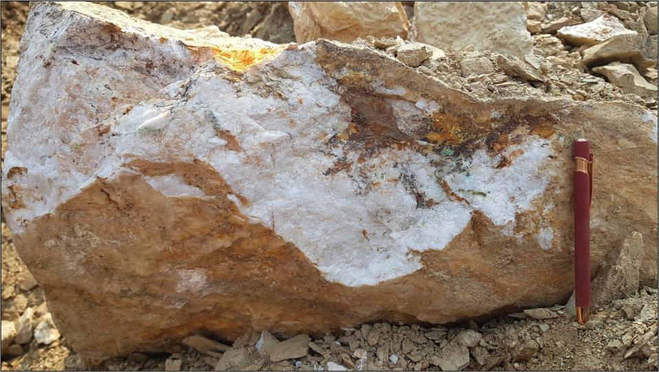 TGZ quartz gold vein with minor carbonate and sulphides