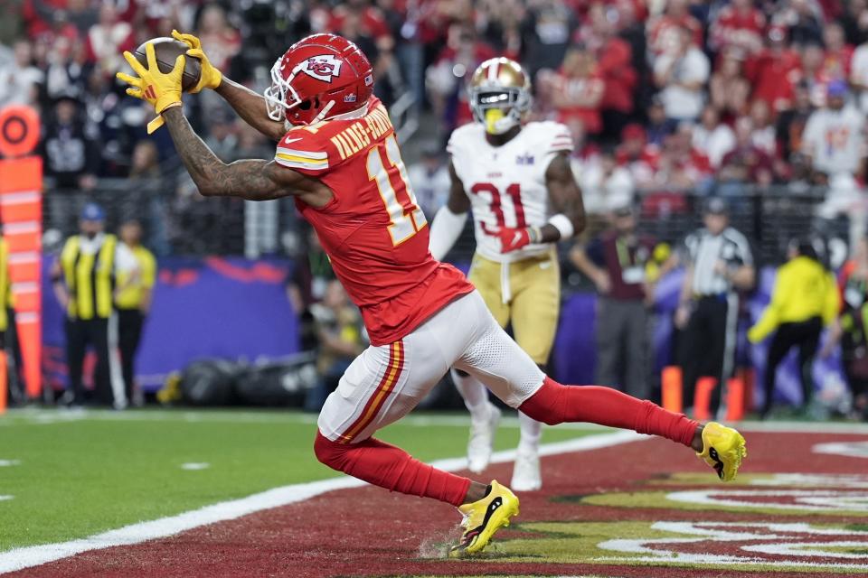 Marquez Valdes-Scantling (11) de los Chiefs de Kansas City atrapa un pase de touchdown ante los 49ers de San Francisco durante el segundo tiempo del Super Bowl 58, el domingo 11 de febrero de 2024, en Las Vegas. (AP Foto/Ashley Landis)