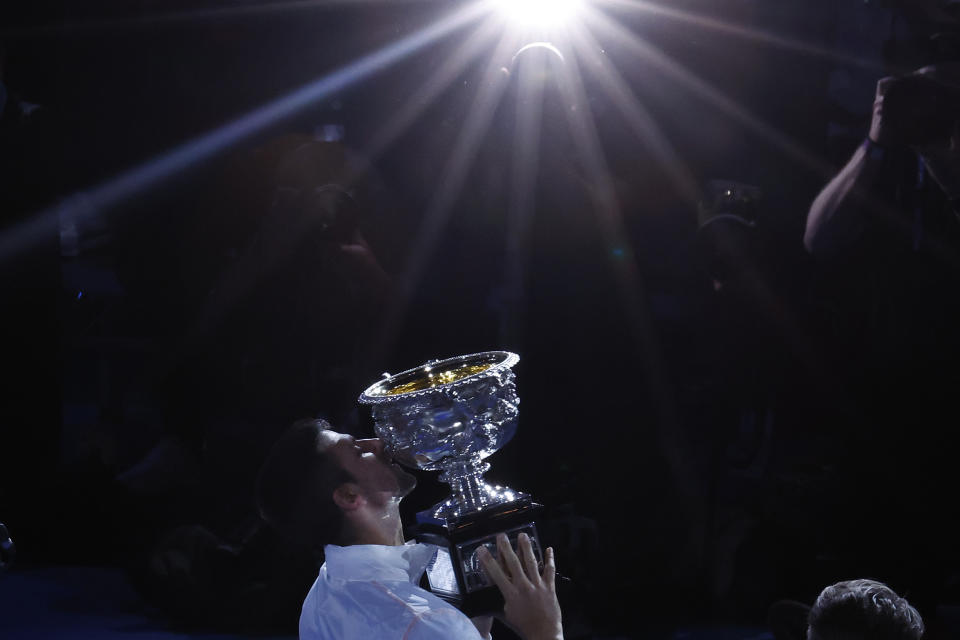 Novak Djokovic besa el trofeo de campeón del Abierto de Australia tras derrotar a Stefanos Tsitsipas en la final, el domingo 29 de enero de 2023, en Melbourne. (AP Foto/Asanka Brendon Ratnayake)