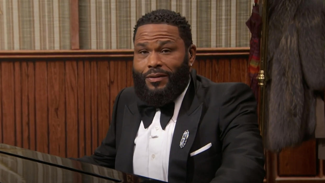  Anthony Anderson playing piano hosting the Emmys. 