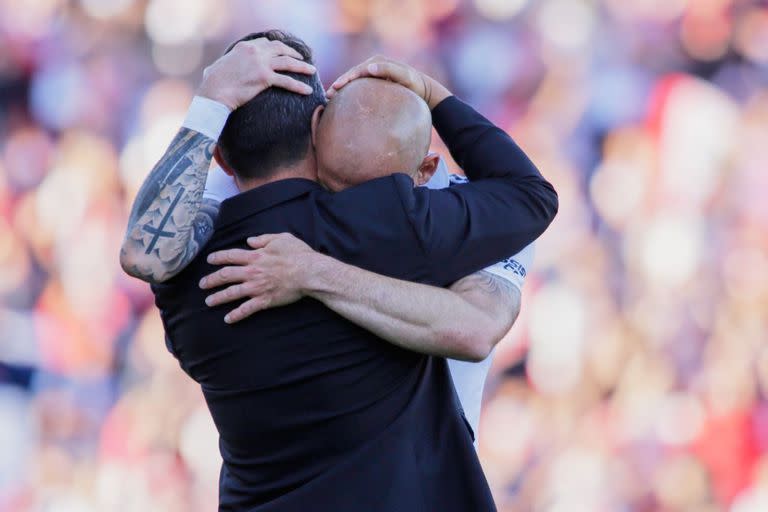 El sentido abrazo entre Gallardo y Pinola tras ser reemplazado