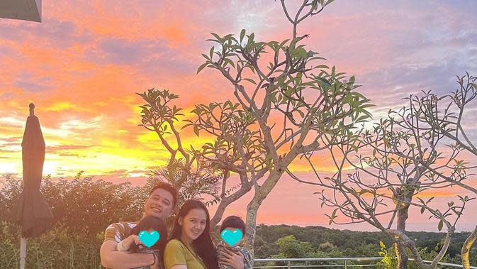 Potret Keluarga Kecil Eza Gionino dan Meiza Aulia Bareng Dua Buah Hati. (Sumber: Instagram/ezagio)