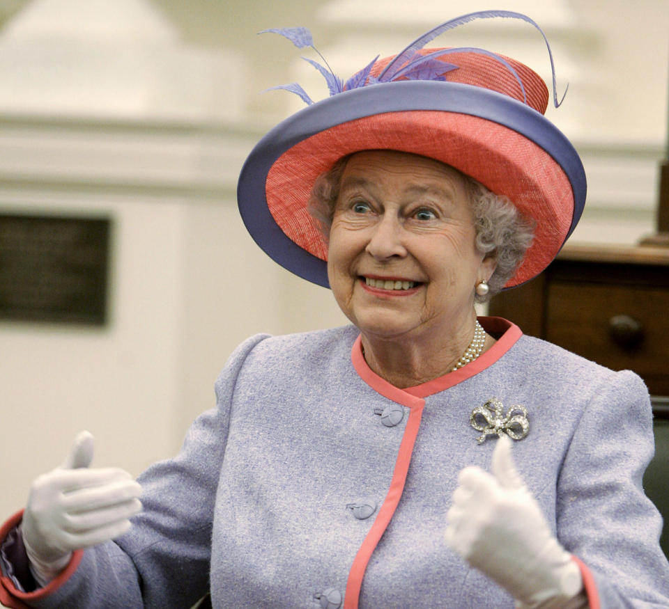 Britain's Queen Elizabeth II smiles during a visit with a group of local school children inside the old Senate chamber of the Virginia state capitol building on the first day of her trip to the United States in Richmond, Virginia, May 3, 2007.   REUTERS/Matthew Cavanaugh/Pool   (UNITED STATES)