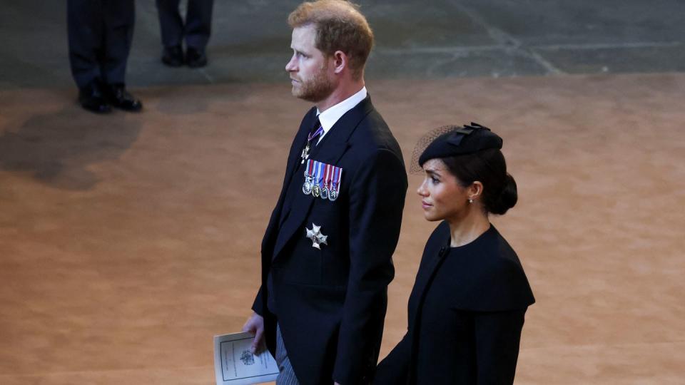 the coffin carrying queen elizabeth ii is transferred from buckingham palace to the palace of westminster