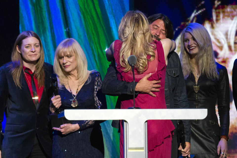 Courtney Love hugs drummer Dave Grohl of Nirvana after the band was inducted during the 29th annual Rock and Roll Hall of Fame Induction Ceremony at the Barclays Center in Brooklyn, New York April 10, 2014.  REUTERS/Lucas Jackson (UNITED STATES - Tags: ENTERTAINMENT TPX IMAGES OF THE DAY)