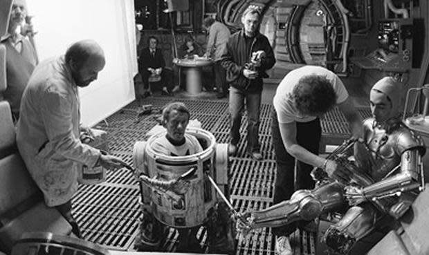 Kenny Baker and Anthony Daniels on a Star Wars set