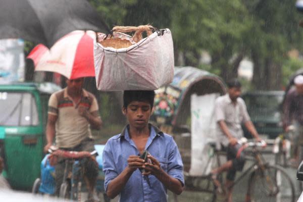 Una calle de Dhaka bajo la lluvia. Foto de bdnews24/IANS