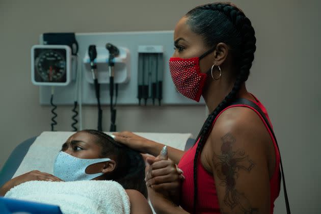 Mercedes (right, played by Brandee Evans) accompanies her daughter Terricka to get an ultrasound at the abortion clinic on 