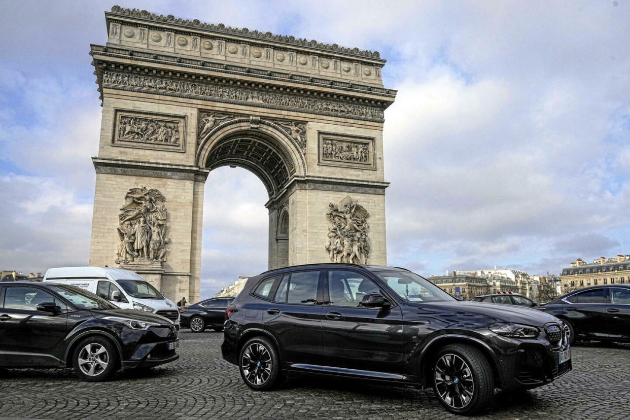 Un SUV sur les Champs-Élysées, le 4 février 2024.     - Credit:Michel Euler/AP/SIPA / SIPA / Michel Euler/AP/SIPA