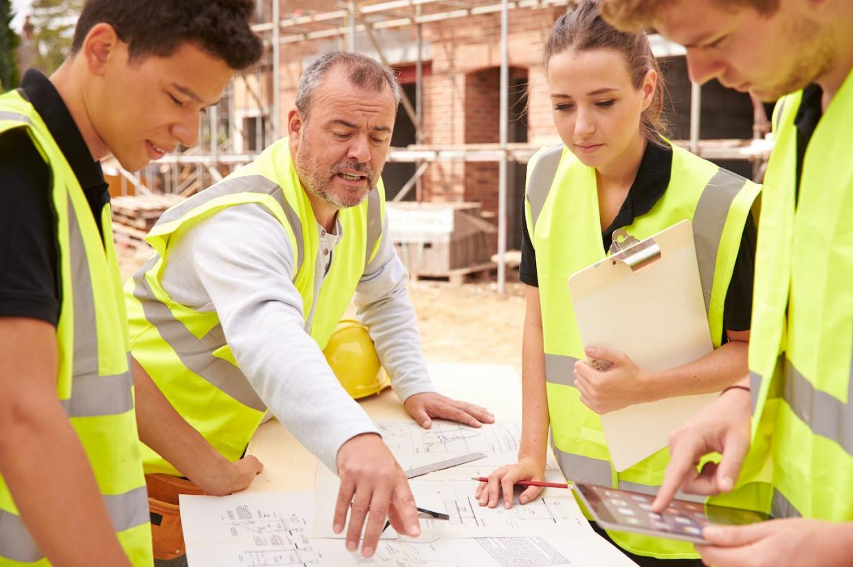 <a href="https://www.shutterstock.com/es/image-photo/builder-on-building-site-discussing-work-303643472" rel="nofollow noopener" target="_blank" data-ylk="slk:Monkey Business Images / Shutterstock;elm:context_link;itc:0;sec:content-canvas" class="link ">Monkey Business Images / Shutterstock</a>