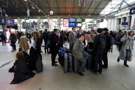 Travellers wait with their luggage at the Gare du Nord train station after a power outage that has suspended main line services, including the Eurostar, RER commuter trains and suburban train services at the station in Paris, France, December 7, 2016. REUTERS/Yves Herman