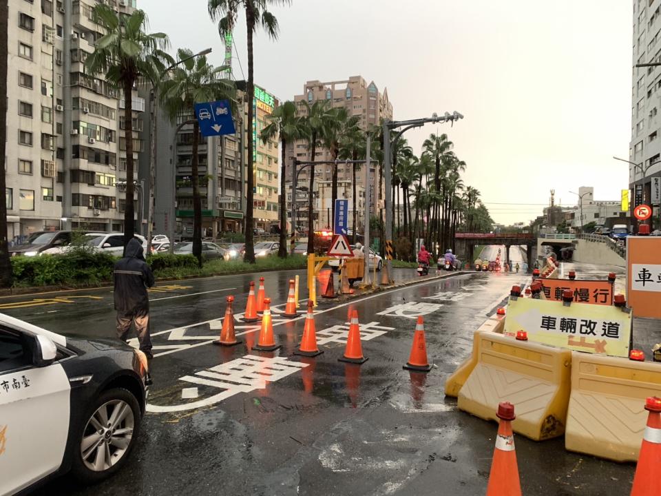 <strong>晚間6時8分積水退去解除封閉，恢復正常行車。（圖／中天新聞）</strong>