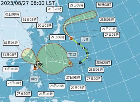 關島海面上還有熱帶性低壓TD12，將在今、明兩天發展成第11號颱風「海葵」，影響蘇拉未來走向。(翻攝自氣象局)