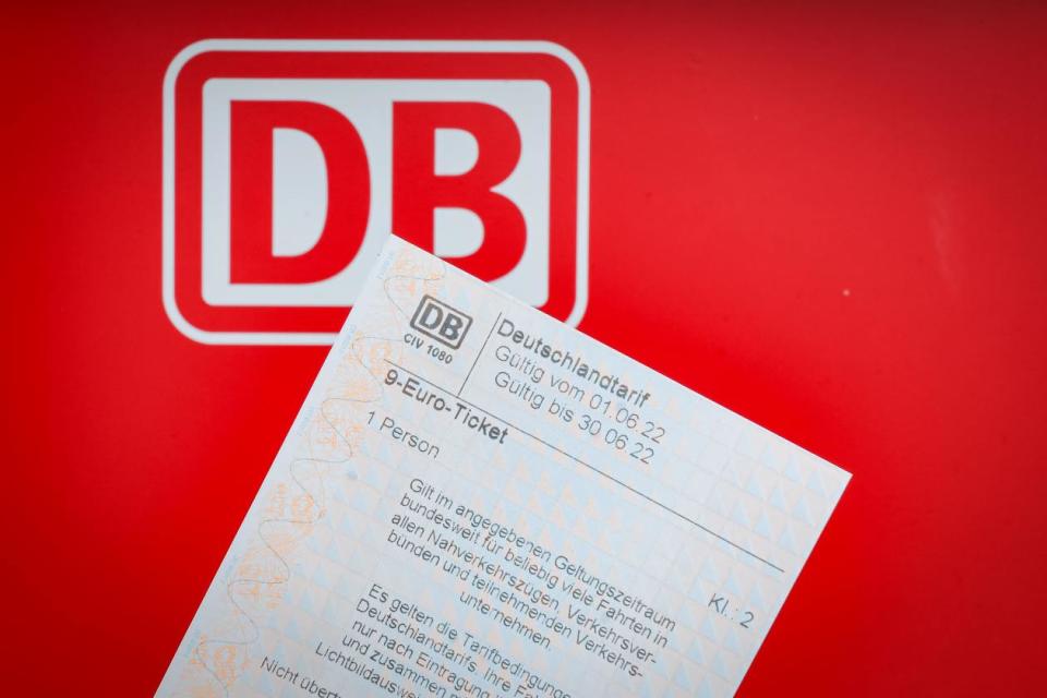 Günstige Tickets zeigen, dass der ÖPNV zu teuer ist. - Copyright: Getty Images / Leonhard Simon