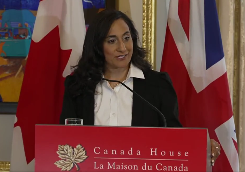 加拿大國防部長安妮塔．阿南德（Anita Anand）於皇家國防安全聯合軍種研究所的演說。   圖：翻攝自安妮塔．阿南德推特（@AnitaAnandMP）