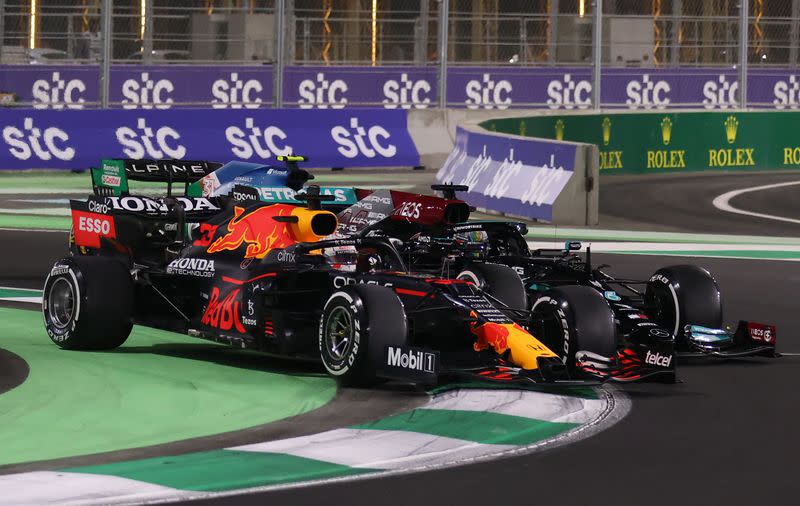 Max Verstappen de Red Bull disputa el liderato de la carrera ante el piloto de Mercedes Lewis Hamilton en el Gran Premio de Arabia Saudita de F&#xf3;rmula Uno, en Jeddah Corniche Circuit, Jeddah, Arabia Saudita