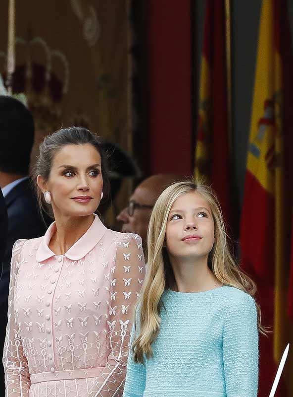 La princesa Leonor, la otra protagonista del desfile bajo la atenta mirada de su hermana Sofía 