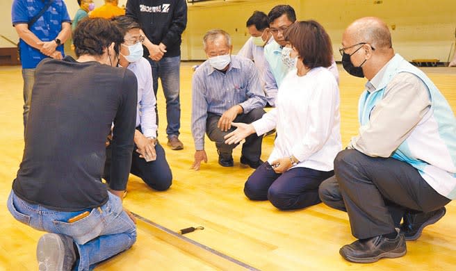 嘉義市長黃敏惠（右二）視察整修完工的港坪運動公園體育館新鋪木質地板。（廖素慧攝）