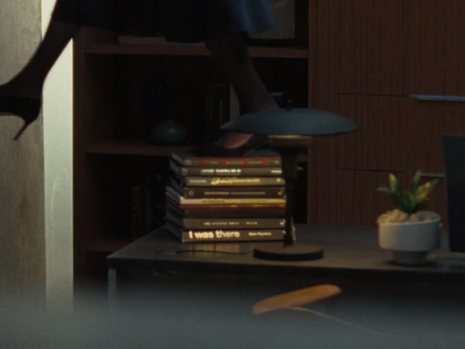Books in therapists office Westworld S3E6 HBO