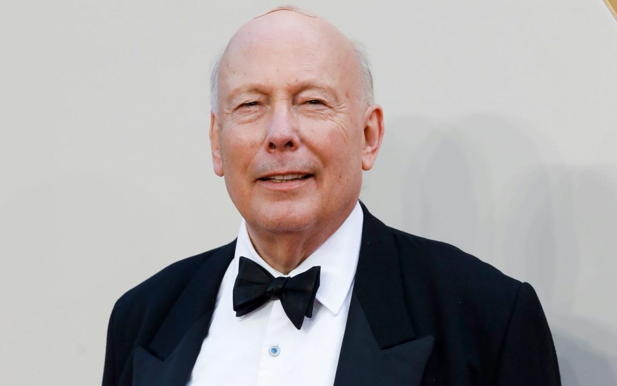 "Ich denke, wir befinden uns in einer Zeitperiode des sehr hohen Konsumdenkens", erklärt der britische Serienschöpfer Julian Fellowes im Interview. (Bild: Getty Images/Tristan Fewings)