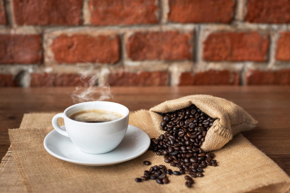 Damit Kaffeebohnen ihren Geschmack und ihr Aroma nicht verlieren, sollte man sie nach dem Kauf unbedingt in der Originalverpackung lassen. (Symbolbild: Getty Images)