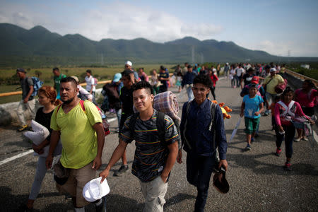 Migrants, traveling with a caravan of thousands from Central America en route to the United States, walk along the highway to Juchitan from Santiago Niltepec, Mexico, October 30, 2018. REUTERS/Ueslei Marcelino