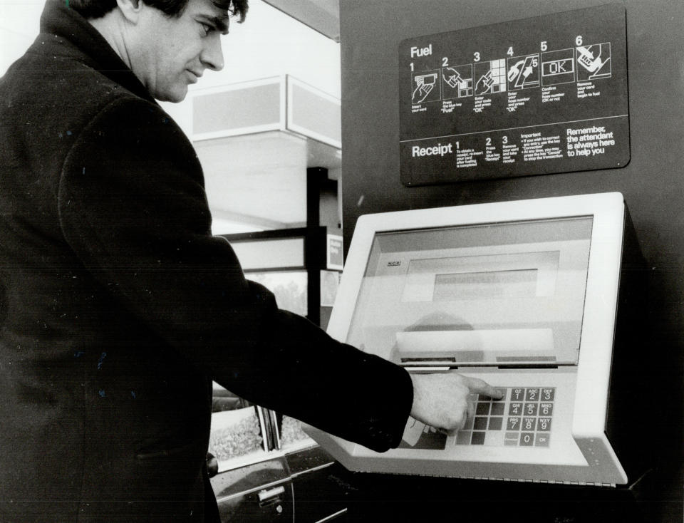 <p>Se oggi puoi prelevare e andare a fare altre operazioni ‘telematiche’ con il tuo denaro, è grazie all’invenzione della prima cassa bancaria automatica, nel 1969. (foto: Getty Images) </p>