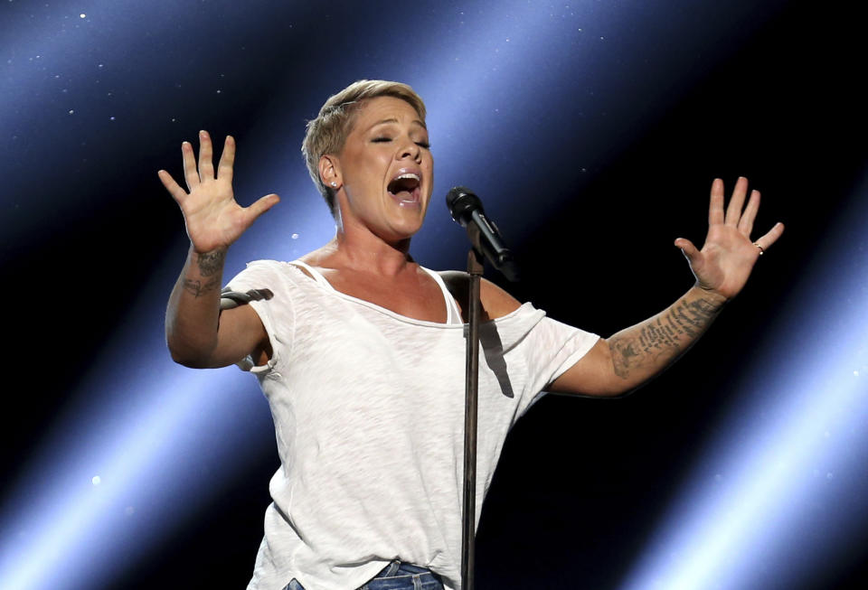 En esta foto del 28 de enero del 2018, Pink canta "Wild Hearts Can't Be Broken" durante la ceremonia de los premios Grammy en el Madison Square Garden en Nueva York. (Foto por Matt Sayles/Invision/AP, Archivo)