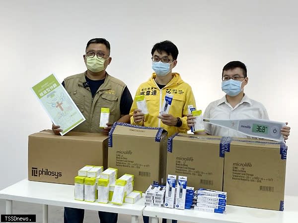 縣議員吳韋達與莊陞漢捐贈一批檢測溫度計以及唾液型快篩，由社會處林漢岳科長代表受贈。（記者方一成攝）