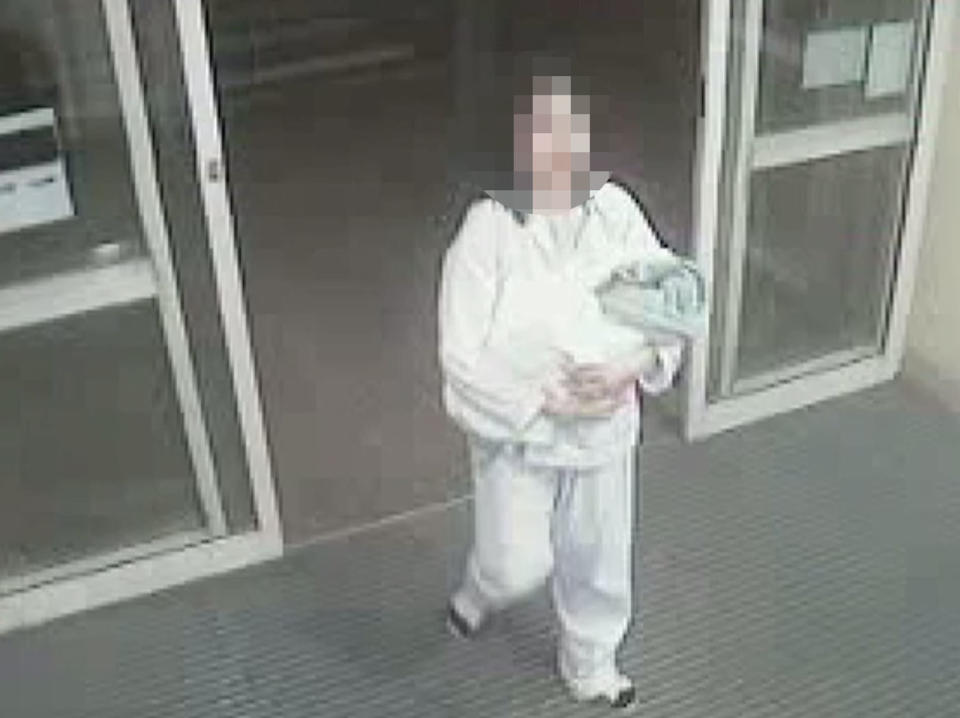 Jessica’s mum enters Liverpool Hospital carrying her. She checked in with what police believe was a fake name before leaving without her baby. Source: A Current Affair/ Nine Network