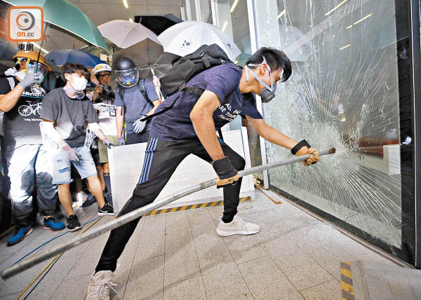 示威者撞擊立法會大樓玻璃。（黃偉邦攝）